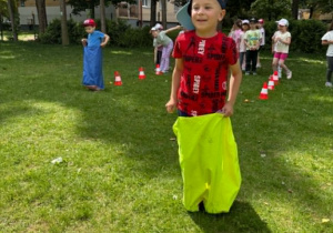 dzieci pokonują tor przeszkód i konkurencje z nim związane