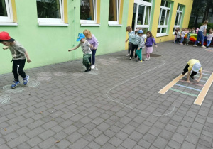 dzieci pokonują tor przeszkód i konkurencje z nim związane
