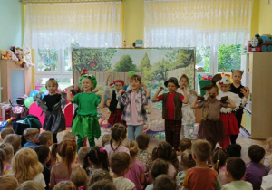 dzieci przedstawiają bajkę dla swoich kolegów