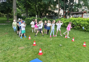 dzieci pokonują tor przeszkód i konkurencje z nim związane