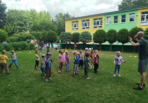 dzieci tańczą z instruktorem tańca