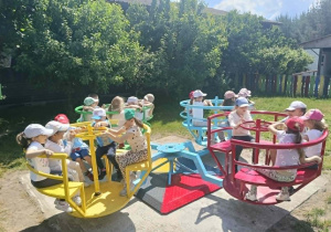 dzieci kręcą się na dużej karuzeli