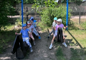 dzieci bawią się na placu zabaw