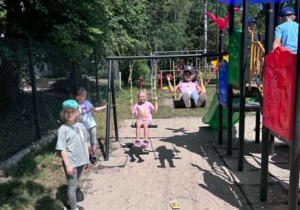 dzieci bawią się na placu zabaw