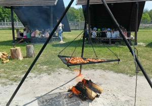 ognisko, na który pieką się kiełbaski