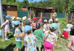dzieci słuchają leśnika, który opowiada o zwierzętach