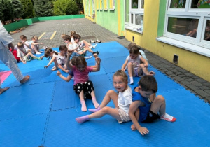 dzieci uczestniczą w pokazowych zajęciach judo