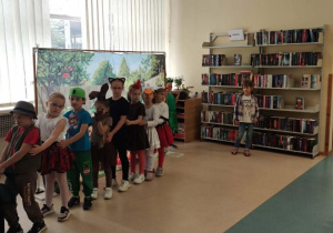 dzieci występują z przestawieniem „Rzepka” w bibliotece