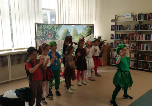 dzieci występują z przestawieniem „Rzepka” w bibliotece