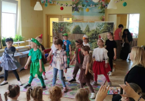 dzieci prezentują swoje umiejętności aktorskie w żłobku
