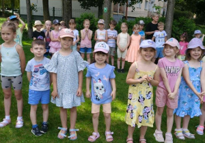 Najaktywniejsi uczestnicy akcji stoją w ogrodzie przedszkolnym odbierają gratulacje