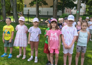Najaktywniejsi uczestnicy akcji stoją w ogrodzie przedszkolnym odbierają gratulacje