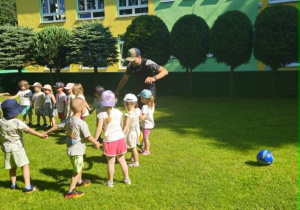 Dzieci trzymając się za ręce łapią imne dzieci.