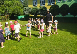 Dzieci trzymając się za ręce łapią imne dzieci.