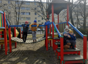 Zabawy w ogrodzie przedszkolnym grupy pomarańczowej