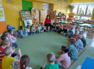 ,,Głośne czytanie dzieciom" w grupie srebrnej