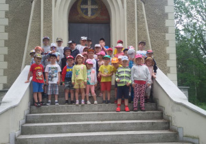 Dzieci pozują przed cerkwią