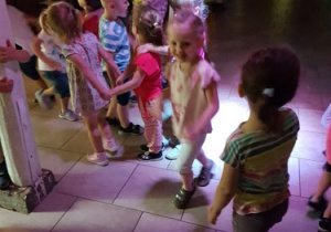 Dzieci tańczą na dyskotece
