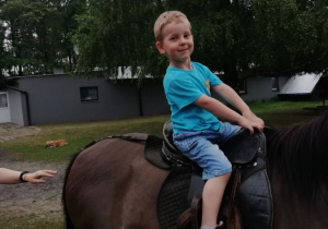 Dziecko jedzie na koniu