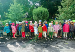 Dzieci śpiewają na tarasie