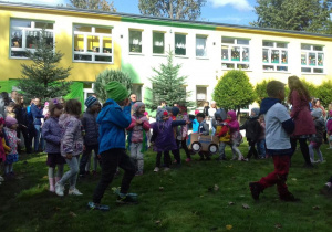 Dzieci w eko-strojach tańczą