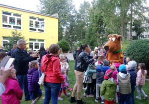 Dzieci witają się z wielką maskotką Scooby-doo