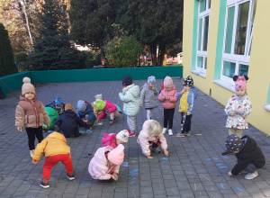 Mali artyści z grupy czerwonej