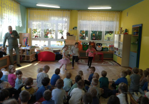 Marysia, Marcelina i Piotrek prezentują swoje umiejętności taneczne, reszta dzieci podziwia ich taniec.