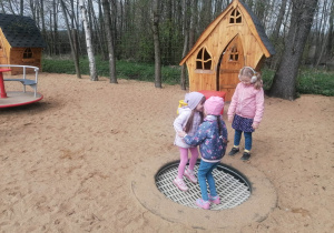 Dzieci skaczą na trampolinie na placu zabaw