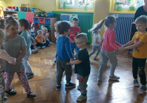 dzieci z grupy srebrnej tańczą w parach