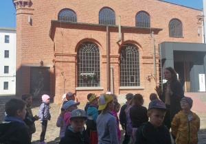 Przewodnik opisuje miejsce w jakim znajdują się dzieci, wygląd budynków, cegły itp