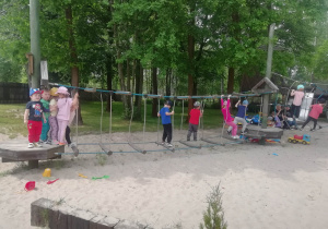 Dzieci wspinają się na torze linowym