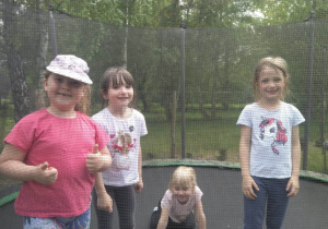 Dzieci skaczą na trampolinie