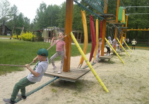 Dzieci wspinają się na torze linowym