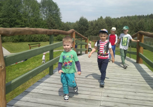 Dzieci przebiegają przez mostek