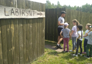 Dzieci słuchają instrukcji jak przejść labirynt