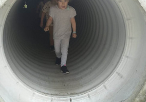 Dzieci przechodzą przez tunel