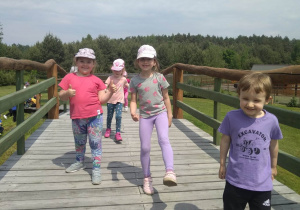 Dzieci przebiegają przez mostek