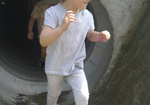 Dzieci przechodzą przez tunel