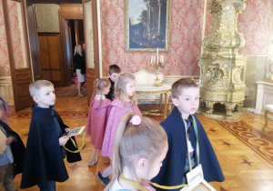 sześcioro dzieci zwiedzania i ogląda sale