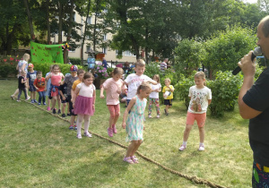 dzieci uczestniczą w zabawie z wykorzystaniem liny