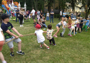 dzieci rywalizują ze sobą w przeciąganiu liny