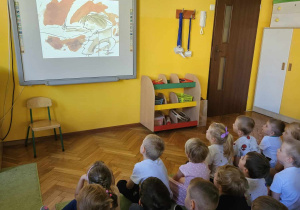 Dzieci oglądają film edukacyjny