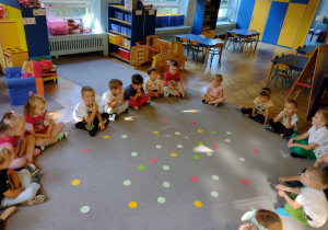 Dzieci określają kolory i przeliczają kropek