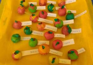 Dzieci z grupy pomarańczowej ulepiły jabłka z plasteliny