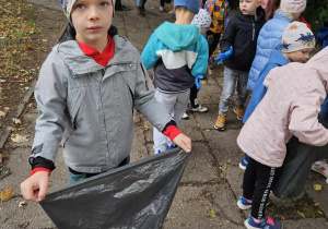 Dzieci zbierają śmieci,