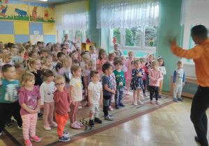 Dzieci tańczą wraz z tancerzem