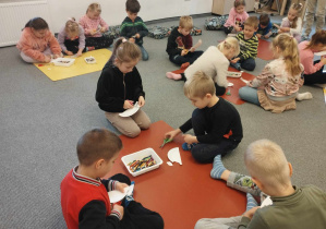Dzieci z grupy zielonej wykonują jeże z talerzyka papierowego.
