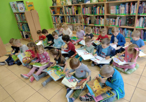 Dzieci oglądają wybrane książki