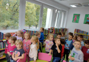 Dzieci poznają bibliotekę